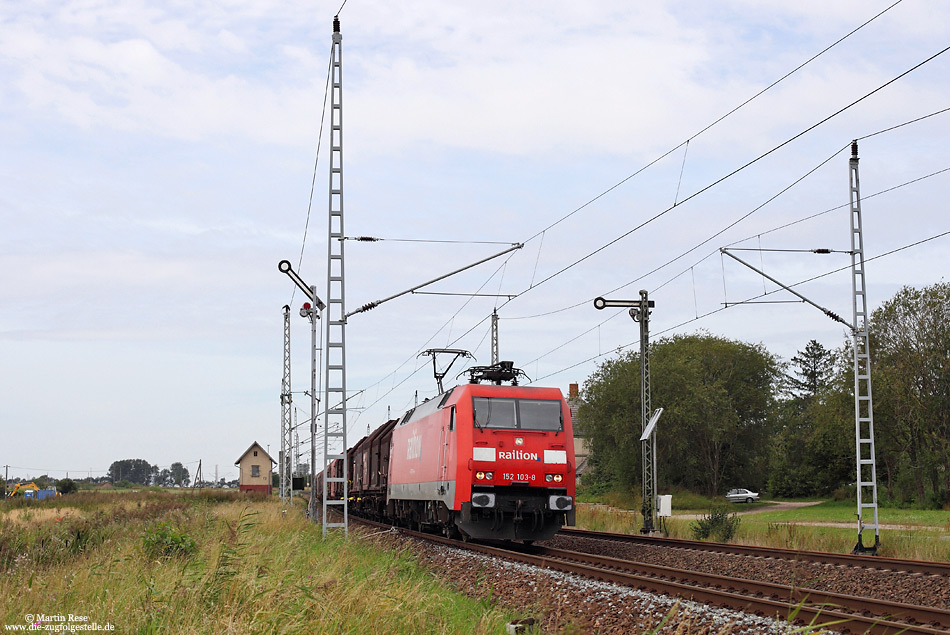 152 103 mit Güterzug im, mit Formsignalen ausgerüsteten Bahnhof Rambin auf Rügen