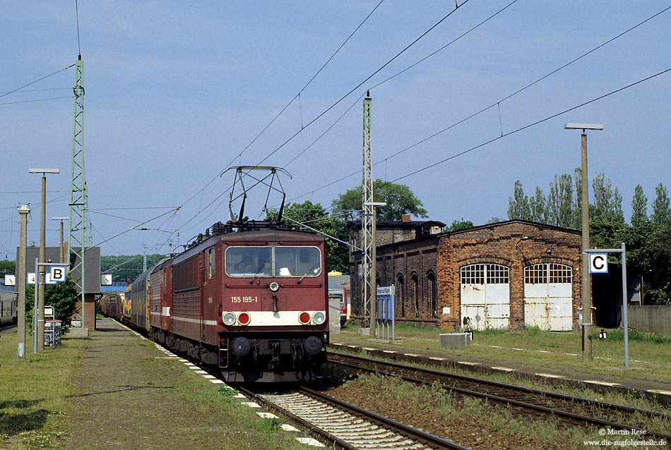 155 195 mit Güterzug im Bahnhof Bergen auf Rügen mit Lokschuppen
