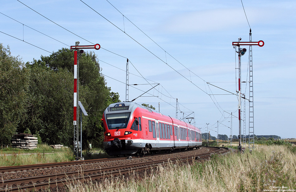 Der Nahverkehr der DB auf der Insel Rügen wird heute mit Triebwagen der Baureihe 429 gefahren. Für diesen Verkehr beheimatet der Bh Rostock insgesamt zehn Triebwagen dieser Baureihe, die im Übrigen die einzigen ihrer Art bei der DB sind. Auf dem Weg als RE13010 von Sassnitz nach Rostock verlässt der 429 027 den Bahnhof Rambin. 18.8.2012