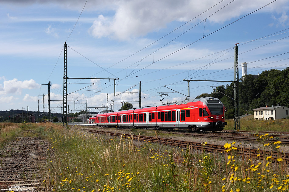 Fast geräuschlos beschleunigt der 429 028( als RE13011 Rostock – Sassnitz) in Lietzow, 14.8.2012. Lediglich zehn Triebwagen vom Typ FLIRT befinden sich im Bestand der Deutschen Bahn. Im Jahr 2007 als Baureihe 427 in Dienst gestellt, wurden die fünfteiligen Triebwagen 2009 in die Baureihe 429 umgezeichnet. Seit Dezember 2014 kommt die Nachfolgebaureihe (FLIRT3, Baureihe 1429) im Südwesten vom Bh Trier aus zu Einsatz

