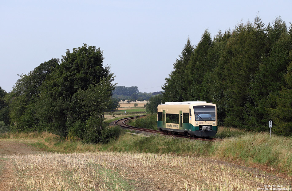 Eine weitere Aufnahme des 650 032 entstand kurz hinter Bergen. Hier fährt der Triebwagen als PRE81271 nach Lauterbach Mole. 20.8.2012
