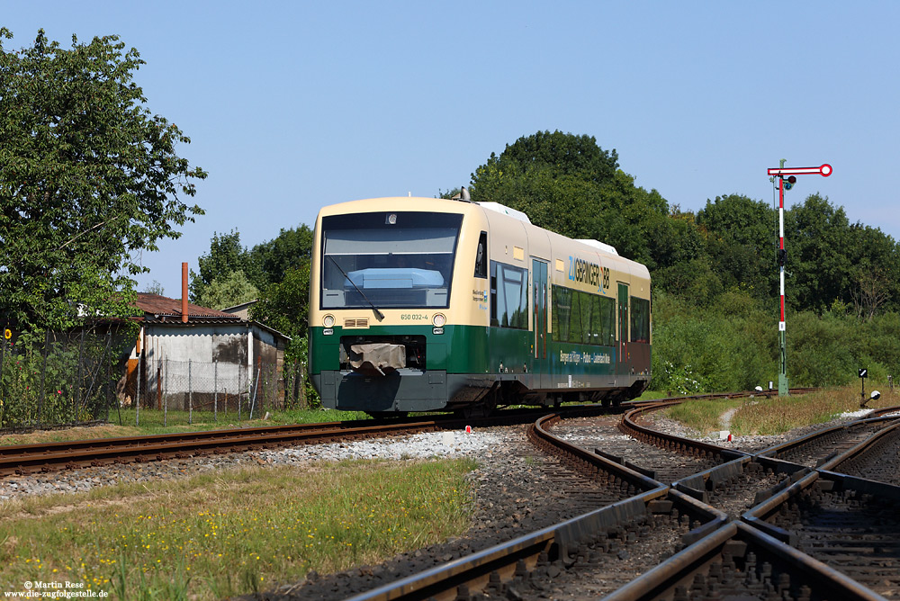 650 032 der PRESS im Bahnhof Putbus auf Rügen mit Formsignal