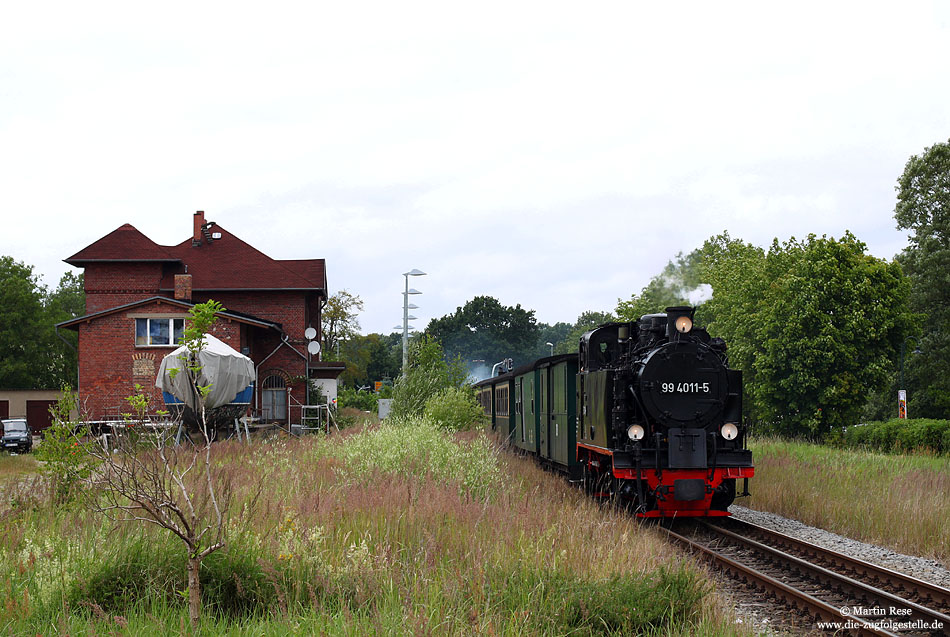 Zum 9.12.2006 wurde der Halt in Lauterbach wieder aufgenommen, allerdings nur für Züge auf dem Regelspurgleis. Der P108 aus Göhren durchfährt den Haltepunkt ohne Halt und wird nach 300 Metern sein Ziel Lauterbach Mole erreicht haben. 10.7.2009