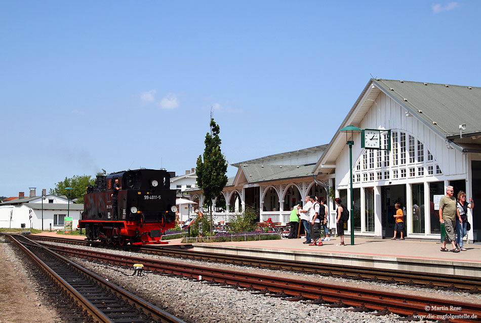 Beim Umsetzen entstand die Aufnahme vor dem vorbildlich restaurierten Bahnhofsgebäude.