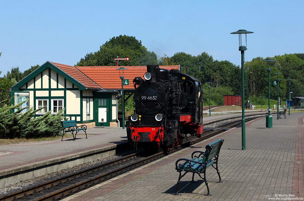 99 4632 der RÜBB rangiert im Bahnhof Putbus auf Rügen