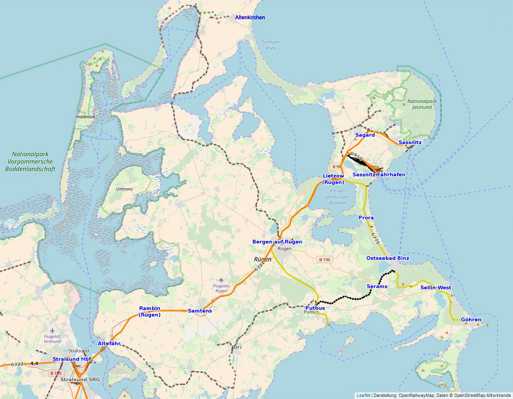 Die Karte der Insel Rügen mit den eingezeichneten Eisenbahnstrecken. Die abgebauten Strecken sind gestrichelt dargestellt.