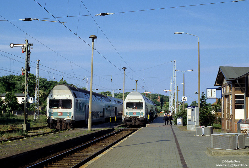 Seit 2007 sind die Zeiten der lokbespannten Wendezüge vorbei. Am  3.6.1999 trafen sich im Bahnhof Sassnitz gleich zwei Steuerwagen der Bauart DABbuzf 777.