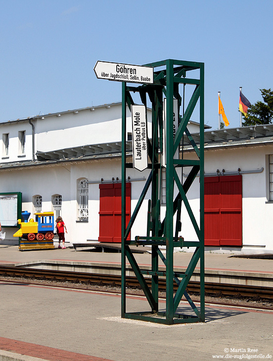 Der Zugzielanzeiger des Bahnhofs Binz wird wie in alten Tagen per Hand eingestellt. 16.7.2009