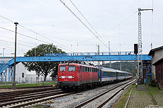 115 114 mit EC379 im Bahnhof Bergen mit Fußgängerbrücke
