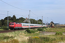 Am 18.8.2012 war die 120 108 mit dem Lr78563 (Binz – Stralsund) bei Rambin unterwegs. Am Zugschluss läuft die 115 114 mit, die mit diesem Wagenpark als IC2353 nach Binz kam.