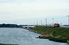 Die Insel Rügen ist über den Rügendamm mit dem Festland verbunden. Hier fährt die 143 107 mit der RB 33774 nach Stralsund. 4.6.1999. Im Jahr 2007 wurde für den Straßenverkehr eine zweite Strelasundquerung eröffnet. 
