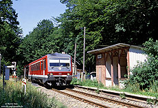 Auf der 12 km langen Fahrt von Bergen nach Lauterbach Mole passiert der 628 635 den ehemaligen Haltepunkt Pastitz. 28.7.2001
