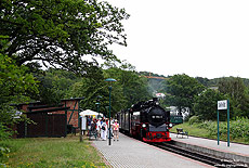 Stündlich kreuzen die Züge der RüBB in Sellin Ost. Aus Göhren kommend erreicht der P 108 Sellin Ost und wird nach Abwarten der Kreuzung mit dem P 229 seine Fahrt nach Lauterbach fortsetzen. 6.7.2009