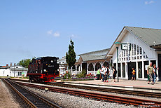 Beim Umsetzen entstand die Aufnahme vor dem vorbildlich restaurierten Bahnhofsgebäude.