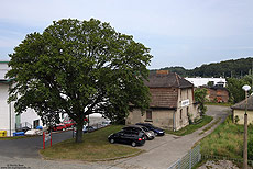 ehemaliges Empfangsgebäude und der Güterschuppen des Kleinbahn-Bahnhofs Bergen Ost