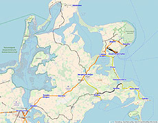 Die Karte der Insel Rügen mit den eingezeichneten Eisenbahnstrecken. Die abgebauten Strecken sind gestrichelt dargestellt.