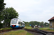Zwischen 2005 und 2009 verkehrte die OLA (Ostseeland Verkehr GmbH) zwischen Bergen und Lauterbach Mole. Als OLA 80107 fährt der VT701 in Putbus ein. 10.7.2009. 