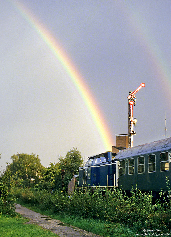 Regenbogen am Einfahrsignal von Paderborn Nord mit 211 081 vom Bw Osnabrück