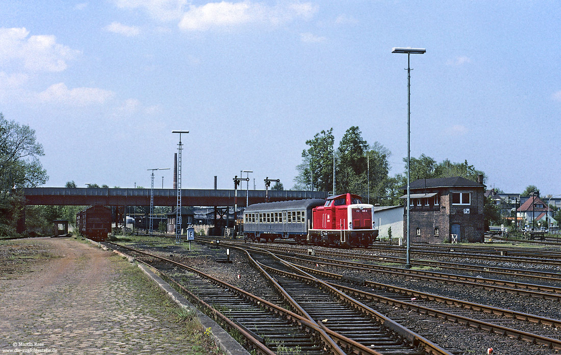 212 160 in orientrot mit einem Silberling im Bahnhof Paderborn Nord mit Stellwerk Pn alte Brücke über den Nordbahnhof und Formsignale