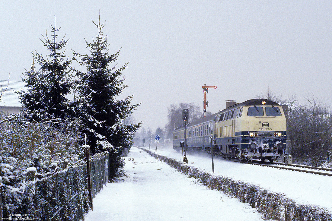 216 074 vom Bw Braunschweig mit N7662 im Schnee am Einfahrsignal von Paderborn Nord
