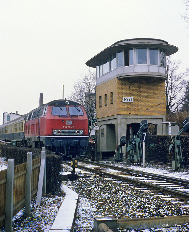216 094 in rot mit Nahverkehrszug am Stellwerk Pnf im Bahnhof Paderborn Nord