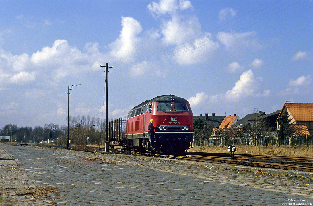 rote 216 152 mit einem Holzwagen im Bahnhof Bad Lippspringe