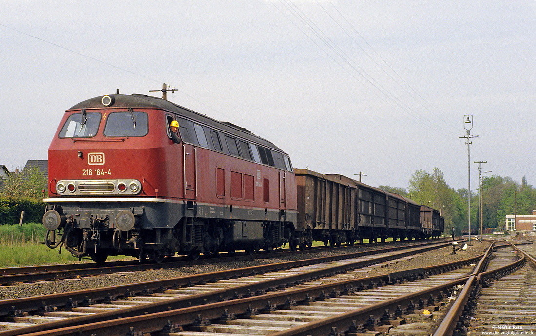216 164 vom Bw Braunschweig mit Übergabegüterzug nach Paderborn Nord in Bad Lippspringe

