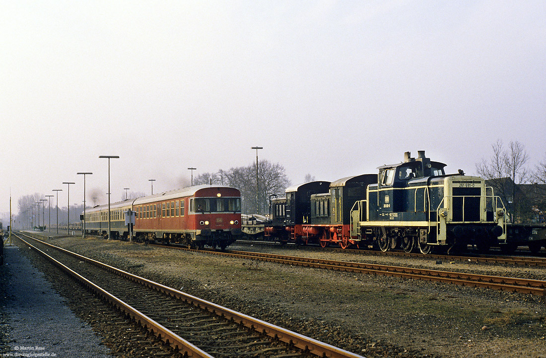 261 691 vom Bw Hamm mitV20 042 und V20 043 der Museumseisenbahn Paderborn in Sennelager