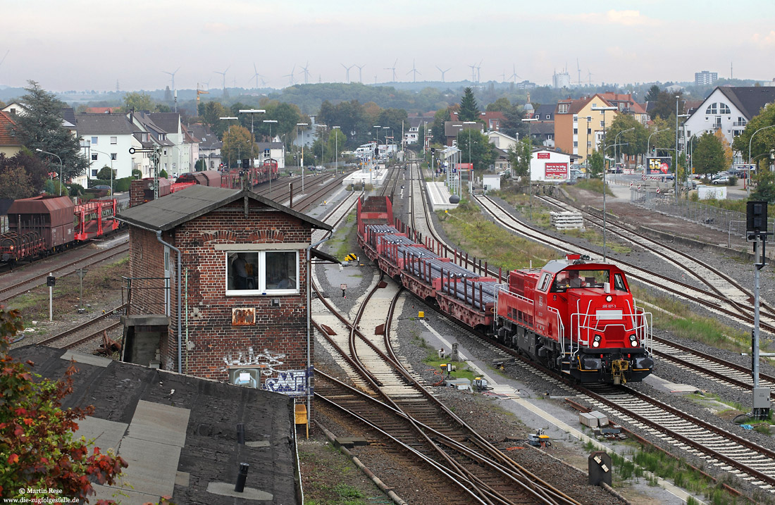 265 027 mit Güterzug im Bahnhof Paderborn Nord mit Stellwerk Pn und Formsignale