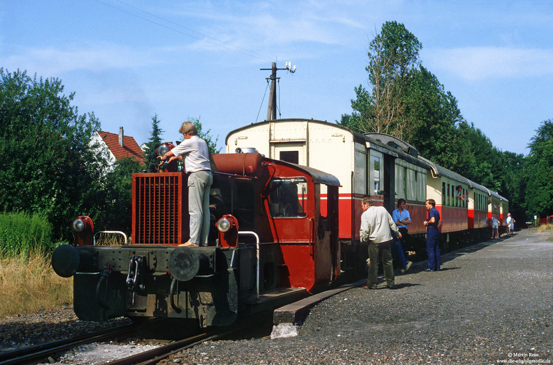 Sonderzug der Museumseisenbahn Paderborn mit Werklok 1 der Benteler Werke ex 323 474 im Bahnhof Bad Lippspringe
