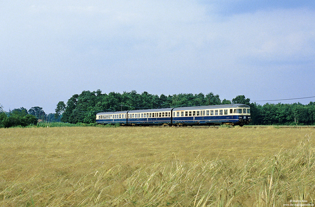 Zwischen Hövelriege und Hövelhof fährt der 624 504 als N7667 nach Paderborn 7.8.1984