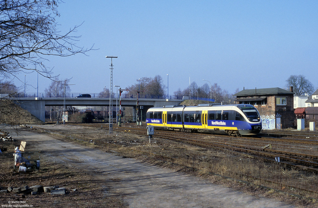 VT772 der Nordwestbahn bei der Einfahrt in Paderborn Nord, mit der neuen Brücke und Formsignale
