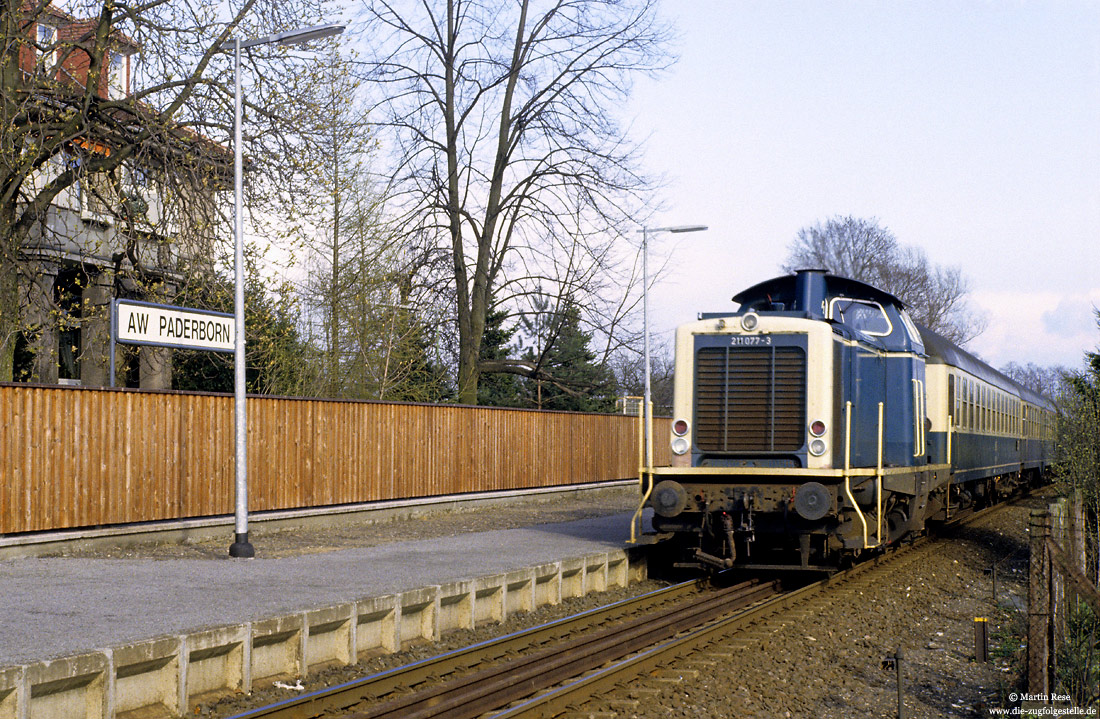Mit dem N7668 nach Bielefeld passiert die Osnabrücker 211 077 den Haltepunkt Aw Paderborn, 13.4.1983
