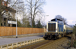 Mit dem N7668 nach Bielefeld passiert die Osnabrücker 211 077 den Haltepunkt Aw Paderborn, 13.4.1983
