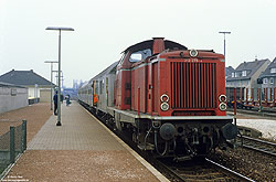 212 279 in rot mit Nahverkehrszug am alten Bahnsteig im Bahnhof Paderborn Nord