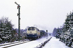 216 050 in ozeanblau/beige mi Lü-Zug mit Formsignal bei Paderborn Nord im Schnee