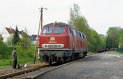 216 164 in rot am alten Bahnsteig im Bahnhof Bad Lippspringe