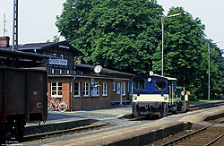 Am 7.8.1984 rangiert die Bielefelder 333 015 im Bahnhof Schloss Holte.