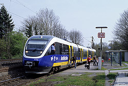 Mit der Nordwestbahn 82417 aus Bielefeld hat der VT712 Paderborn Kasseler Tor erreicht. 
