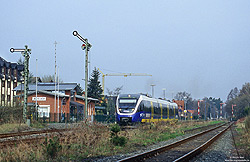 VT712 der Nordwestbahn im Bahnhof Hövelhof auf der Sennebahn mit Formsignale