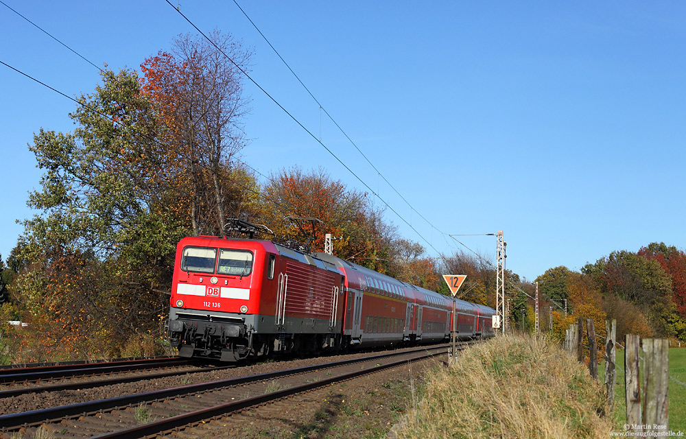 Am 4.11.2011 fährt die Dortmunder 112 136 mit dem RE10721 bei Gruiten nach Krefeld.