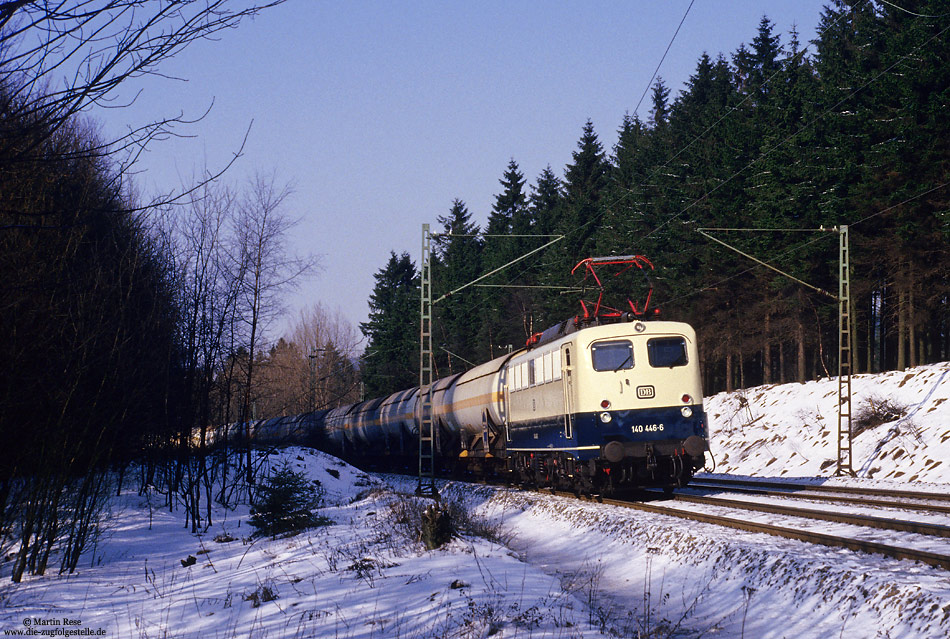 frisch oceanblau beige lackierte 140 446 mit Güterzug bei Altenbeken im Schnee