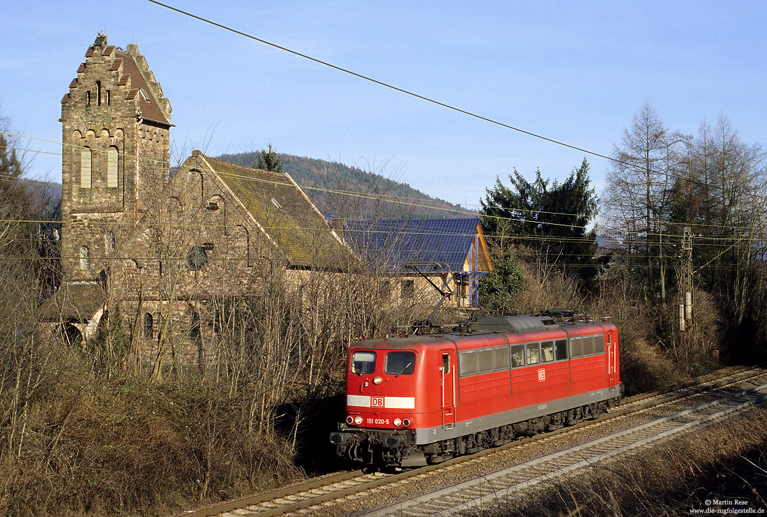 151 020 als Lz auf der Spessartrampe Laufach - Heigenbrücken mit Petruskirche 