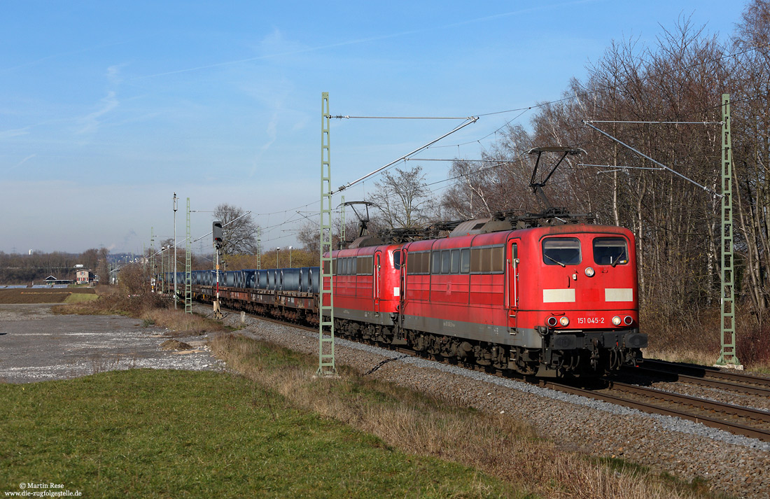 Rpool 151 045 in verkhrsrot mit Coilzug GM60715 nach Andernach in den Feldern zwischen Brühl und Sechtem