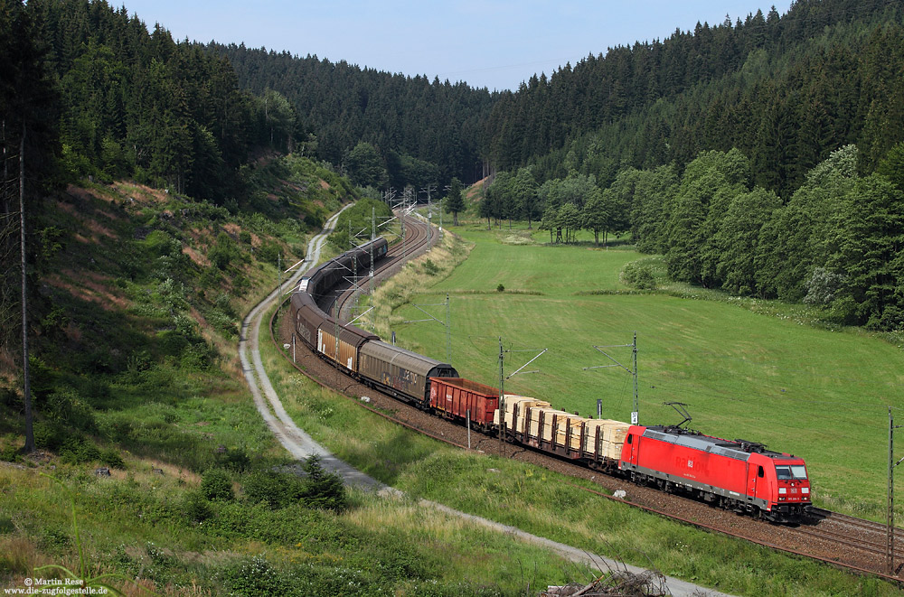 Mit dem EZ51526 rollt die 185 204 zwischen Steinbach und Förtschendorf die Frankenwaldrampe hinunter, 17.7.2015.