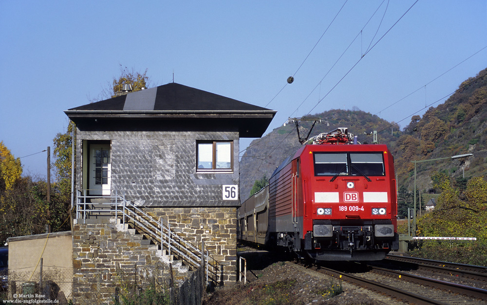 189 009 am Posten 56, zwischen Rheinbrohl und Leutesdorf, 7.11.2003.