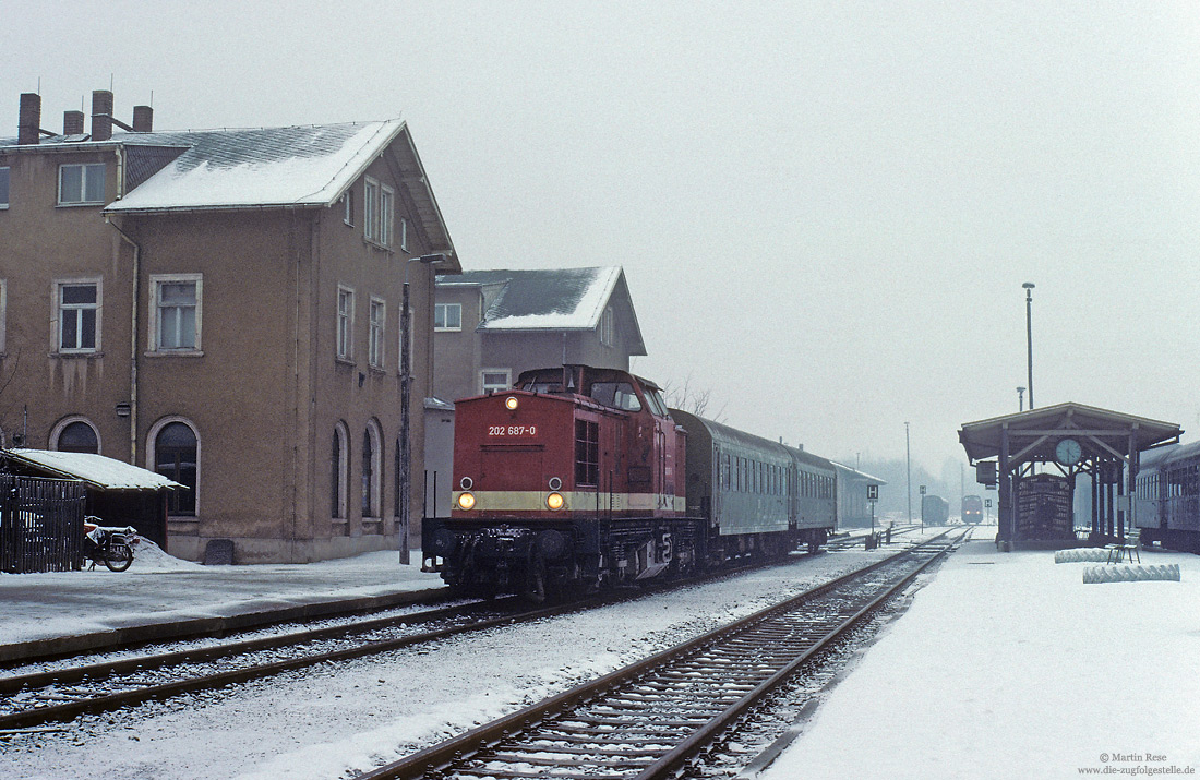 202 687 vom Bw Glauchau mit der aus Rekowagen gebildeten Regionalbahn nach Chemnitz im Schnee in Stolberg/Sachs