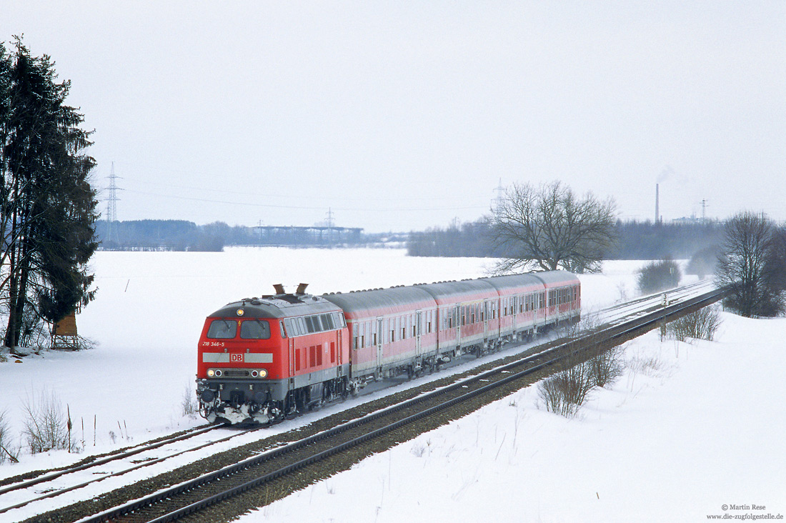 218 346 in verkehrsrot mit n-Wagen zwischen Buchloe und Beckstetten im Schnee