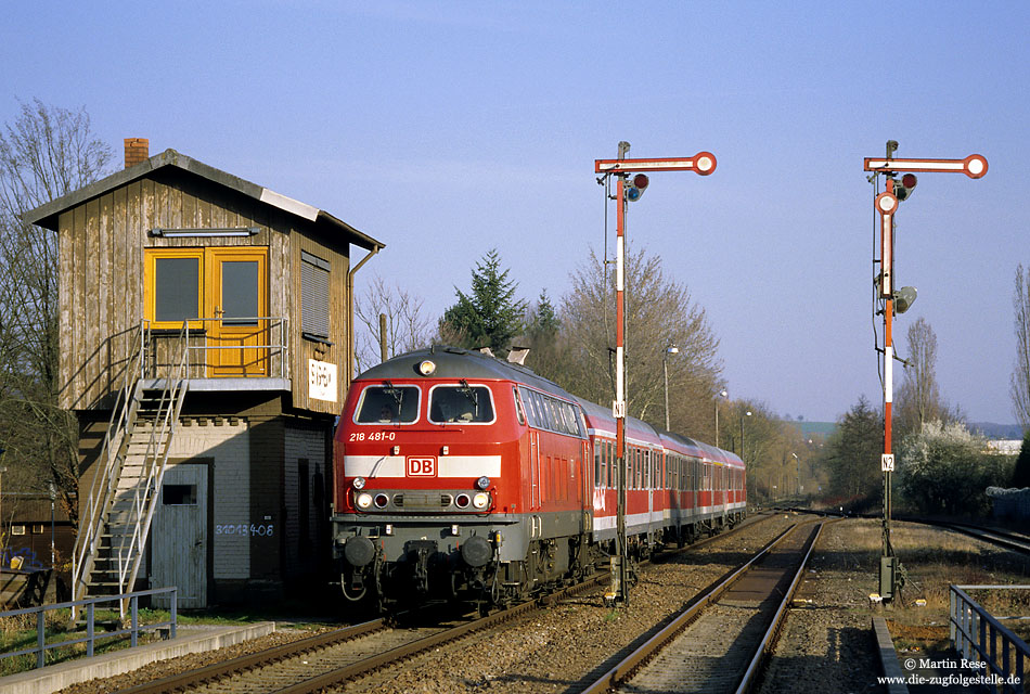 Mit dem RE 4840 (Heilbronn - Mannheim) fährt die Karlsruher 218 481 in Sinsheim ein.