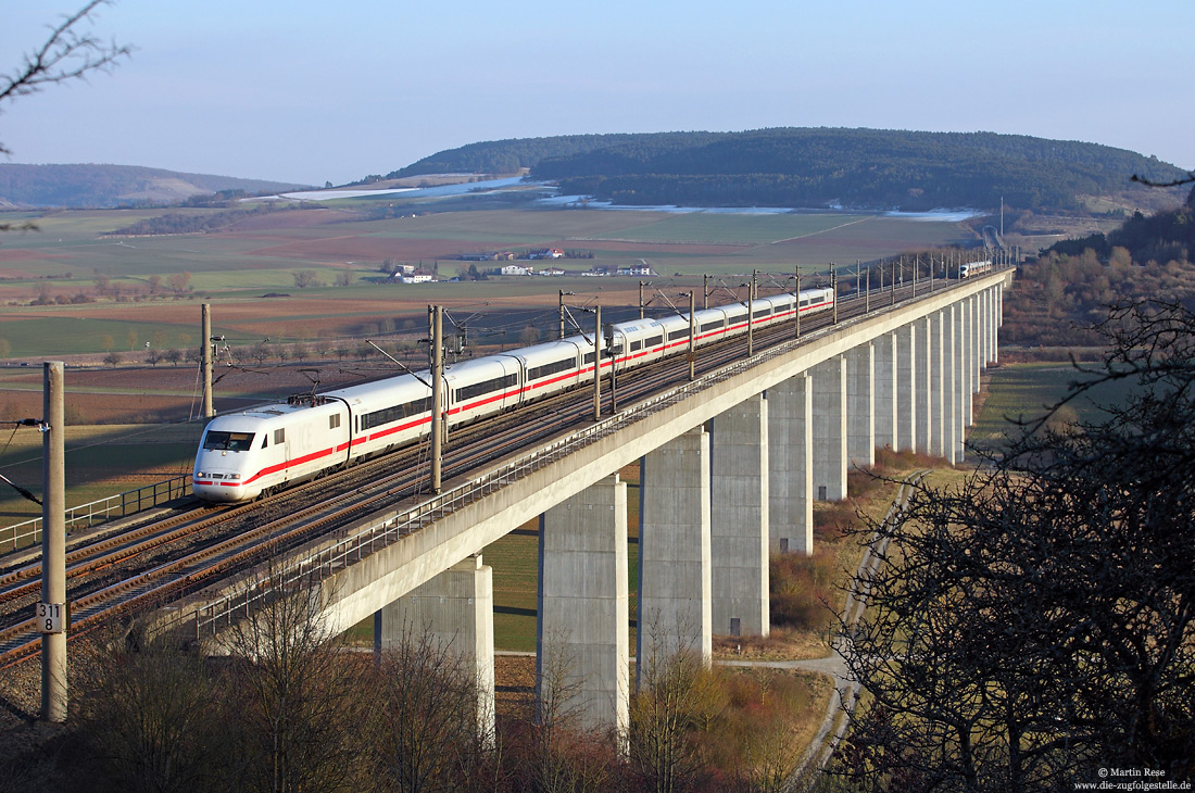 ICE1 401 572 als ICE688 auf der Bertelsgrabenbrücke bei Zellingen auf der Schnellfahrstrecke Hannover - Würzburg